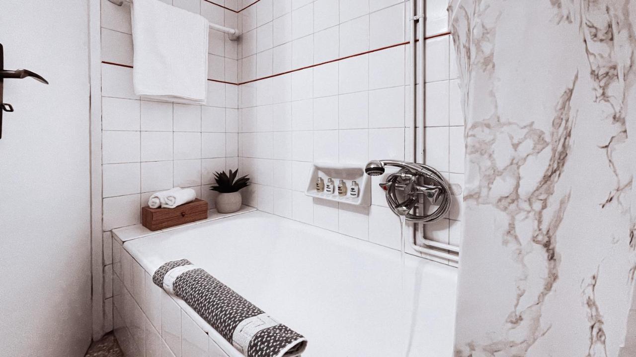 Vintage 2-Bedroom Apt In The Heart Of The City アテネ エクステリア 写真