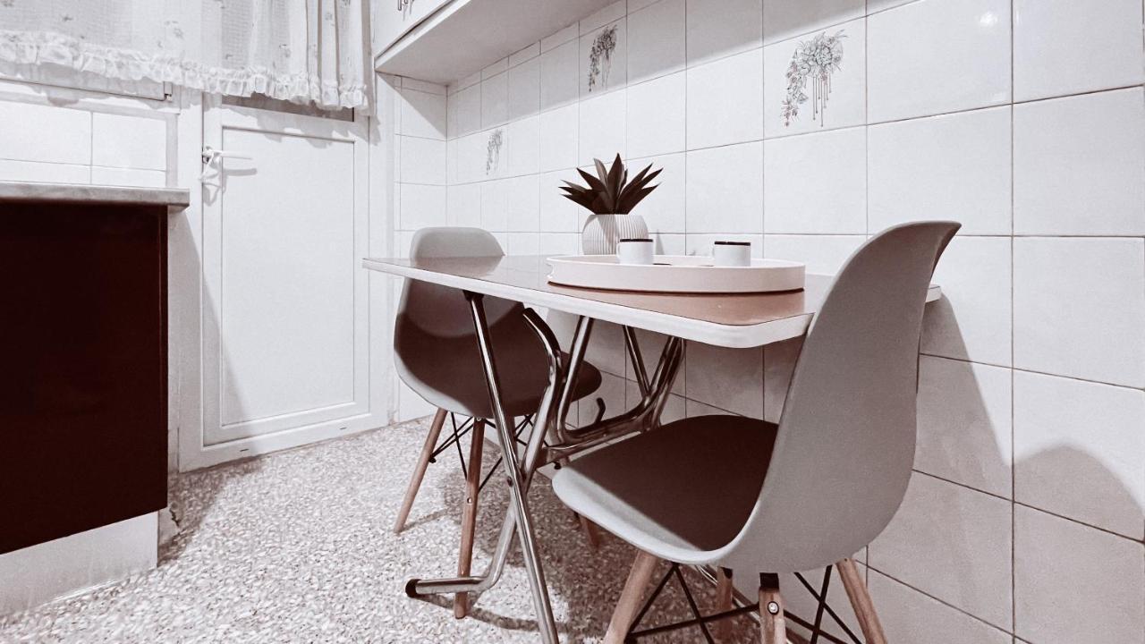 Vintage 2-Bedroom Apt In The Heart Of The City アテネ エクステリア 写真